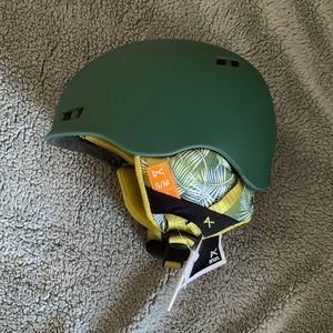 BURTON Helmet 48-51 cm BRAND NEW